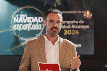 El director para Valladolid, Salamanca, Zamora, León y Palencia de Alcampo, Óscar Monclús, durante la presentación de su campaña de Navidad en Valladolid