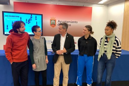 Los creadores del espectáculo lo presentaron ayer junto al concejal responsable de Probur, César Barriada.