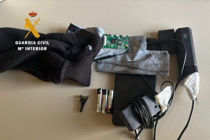 Material incautado al varón durante el examen.