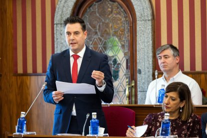 Daniel de la Rosa, portavoz socialista, durante el Pleno de noviembre del Ayuntamiento de Burgos.