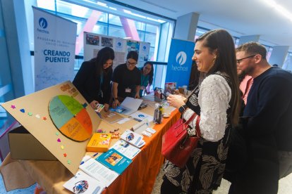 La portavoz municipal del PP, Andrea Ballesteros, en la Feria Intercultural.