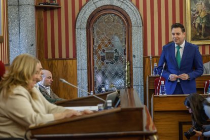El portavoz socialista, Daniel de la Rosa, se dirige a la alcaldesa, Cristina Ayala, durante el Pleno en el que se ha debatido y votado la cuestión de confianza presentada por la regidora.