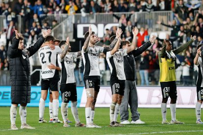 Los jugadores del Burgos CF celebran el triunfo ante el Eibar.