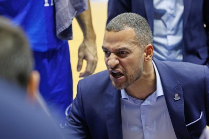 Savignani habla con sus jugadores durante un partido del Silbö San Pablo Burgos.