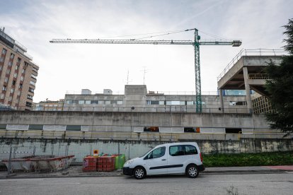 Obras en el edificio sede de la Policía Local y Bomberos de Burgos, desde la parte trasera.