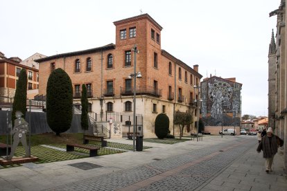 El Palacio de Castilfalé es la sede del archivo histórico municipal y está ubicado en la calle Fernán González de Burgos.