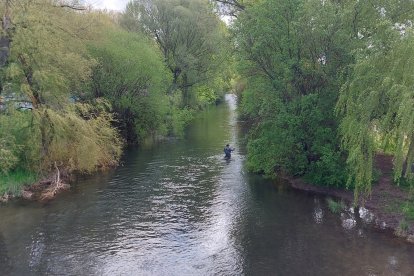 En esta zona del la orilla del río Arlanzón junto al puente Gasset apareció mueeto el recién nacido.