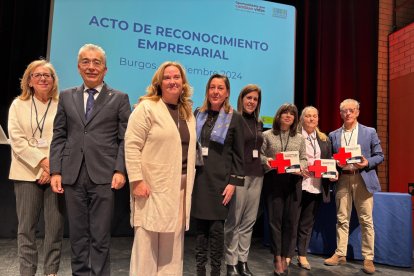 Autoridades en el acto de reconocimiento empresarial organizado por Cruz Roja.
