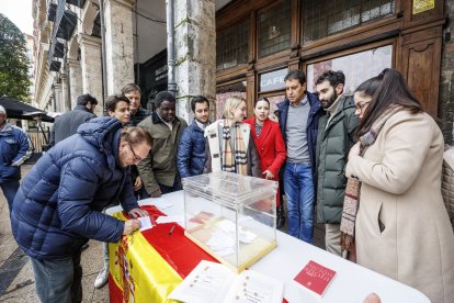 El Partido Popular ha recogido peticiones ciudadanas para la defensa de la Constitución.