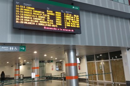 El panel informativo indica que el tren llegaría a las 17:33h, tras tres retrasos sucesivos.
