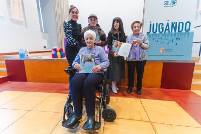 Algunos de los protagonistas de Jugando entre recuerdos: Delfina, Julián y Sofía -con su alfiletero- posan junto a la responsable del proyecto, Laura Cantero, y la responsable de Bienestar Social, Inmaculada Sierra.