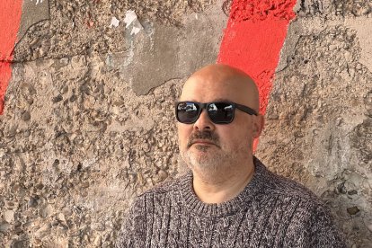 El escritor vallisoletano Alejandro Cuevas presenta en Burgos la novela ‘Literatura barata’.