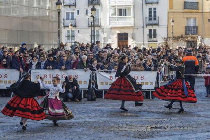 Imagen de bailes tradicionales durante la celebración de San Lesmes.