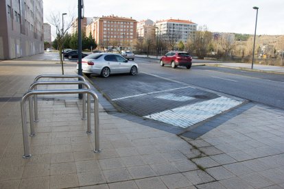 Los aparcabicis interfieren con el acceso a la acera en una plaza pintada en la calle Lucanor, en una zona de reciente urbanización.