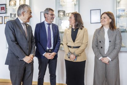 En el centro de la imagen, Javier Roza, director general de Mantequerías Arias, y la consejera de Agricultura, María González.