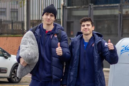 Jaume Lobo y Jordi Rodríguez, a punto de coger el autobús con destino a Alicante.