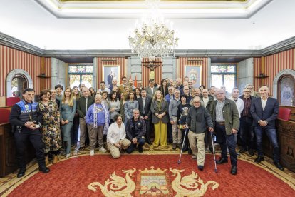 Foto de familia del personal homenajeado en el Ayuntamiento con los corporativos.