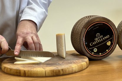 Un quesero corta queso de la IGP Queso Castellano.