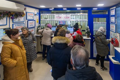 El goteo ha sido constante durante toda la jornada en las administraciones de lotería de la capital.