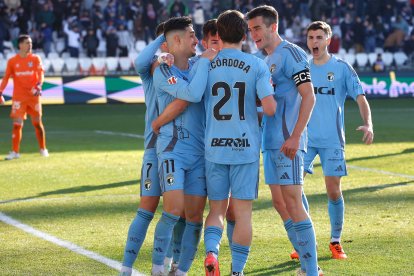Los jugadores del Burgos CF celebran el gol marcado al Tenerife.