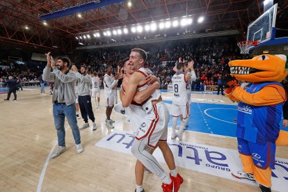 Imagen del partido entre el Silbö San Pablo Burgos y el Grupo Ureta Tizona Burgos.