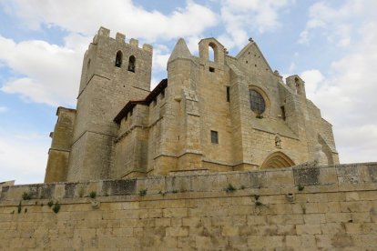 Vista de la imponente iglesia gótica de San Esteban, de proporciones catedralicias.