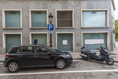 Los usuarios reclaman que se multe a los turismos que ocupen plazas destinadas a motos.