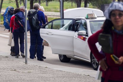 Un grupo de peregrinos coge un taxi en la estación de tren Rosa de Lima Manzano.