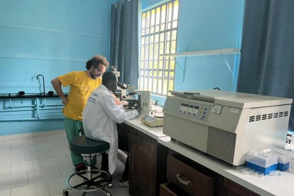 Luis Flores en el laboratorio delCentro de Investigación en Ciencias Naturales de Lwiro, en la zona cero de la nueva variante del virus monkey pox  en el Congo