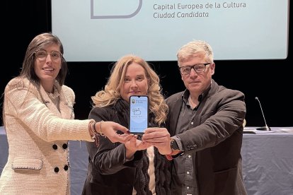 Andrea Ballesteros, Cristina Ayala y Alejandro Sarmiento muestran la aplicación presentada.