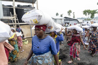 La oenegé burgalesa Proyecto Rubare desarrolla en el entorno del Lago Kivu varios proyectos, en la imagen sacos de 20 kilos de harina de maíz con la ayuda de la Junta de Castilla y León para alimentar a diario a más de 3.000 mujeres y niños en el campo de refugiados de Buhimba en Goma.