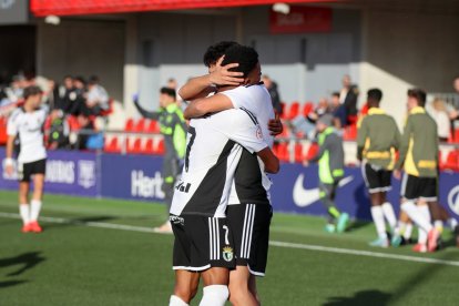 Los jugadores celebran el gol marcado.