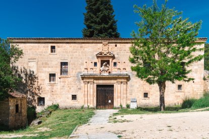 Acceso al Monasterio de San Pedro de Arlanza que desde 2026 albergará la Casa del Parque Natural Sabinares del Arlanza-La Yecla.