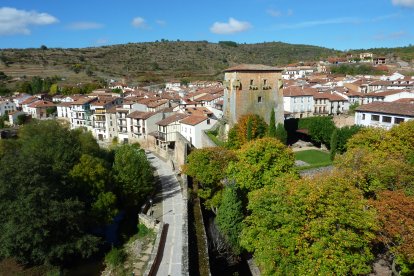 Vista aérea del pequeño pueblo burgalés de Covarrubias.