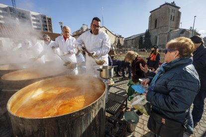 La cola de burgaleses ávidos de titos se prolongaba por todo el pueblo antiguo de Gamonal.