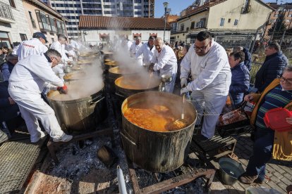 Multitudinario reparto de titos en Gamonal.