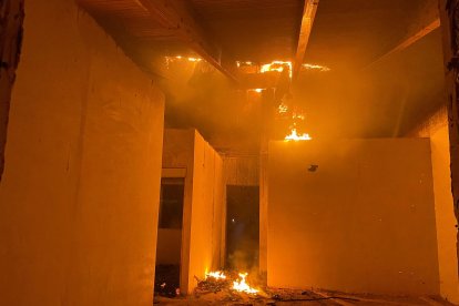 Incendio en una urbanización deshabitada de Lerma.