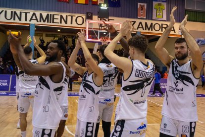 Los jugadores del Tizona agradecen el apoyo de la afición desplazada a Zamora para animar al equipo.