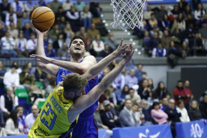 Goloman intenta lanzar, obstaculizado por un jugador del COB.