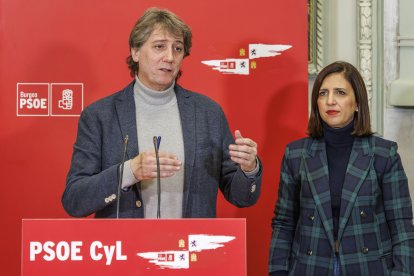 Carlos Martínez Mínguez y Esther Peña, antes de reunirse con militantes del PSOE en Burgos.