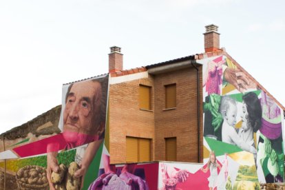 Mural Amamanto de Tinte Rosa en Miranda de Ebro.