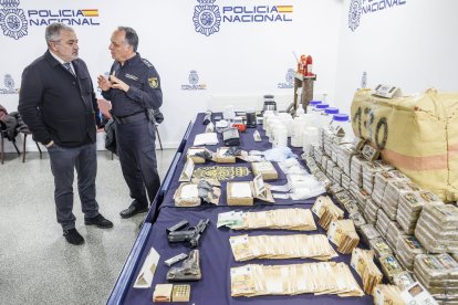 Imagen de la droga y el material incautado por la Policía Nacional.