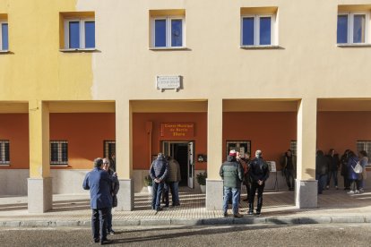 El centro municipal de la Barriada de los Ríos se repintó con uno de los programas mixtos de formación y empleo.