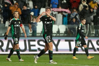 David López celebra el gol ante el Eldense con un gesto de cariño.