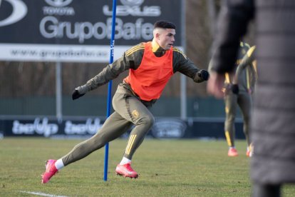 Espiau, durante un entrenamiento en la ciudad deportiva previo al partido contra el Sporting.