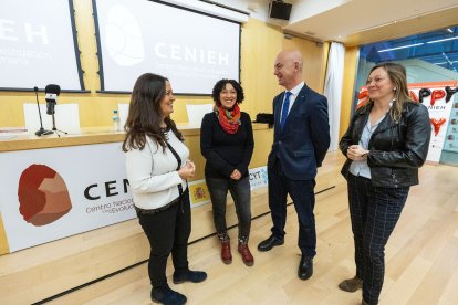 De izquierda a derecha: María Martinón, Cristina Valdioseras, José Miguel García y Verónica Calderón durante la presentación de la nueva colaboración