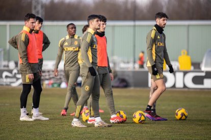 La plantilla en el último entrenamiento en la ciudad deportiva antes de viajar a Gijón.