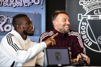 Konan bromea con Michu durante su presentación como nuevo fichaje.
