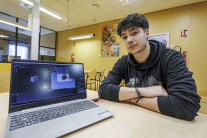 El estudiante de la Universidad de Burgos Álex da Silva muestra su trabajo sobre una arca ferrata romana.
