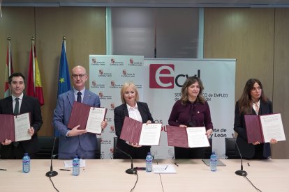 La consejera de Industria, Comercio y Empleo, Leticia García, firma con las universidades públicas el protocolo para el desarrollo del programa Incofi, Incorporación, Consolidación y Fidelización del Talento Joven en el sector empresarial de Castilla y León.